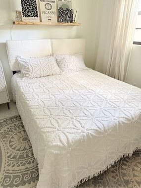Lamont Home Arianna White Textured Chenille Floral Geometric Queen Bedspread